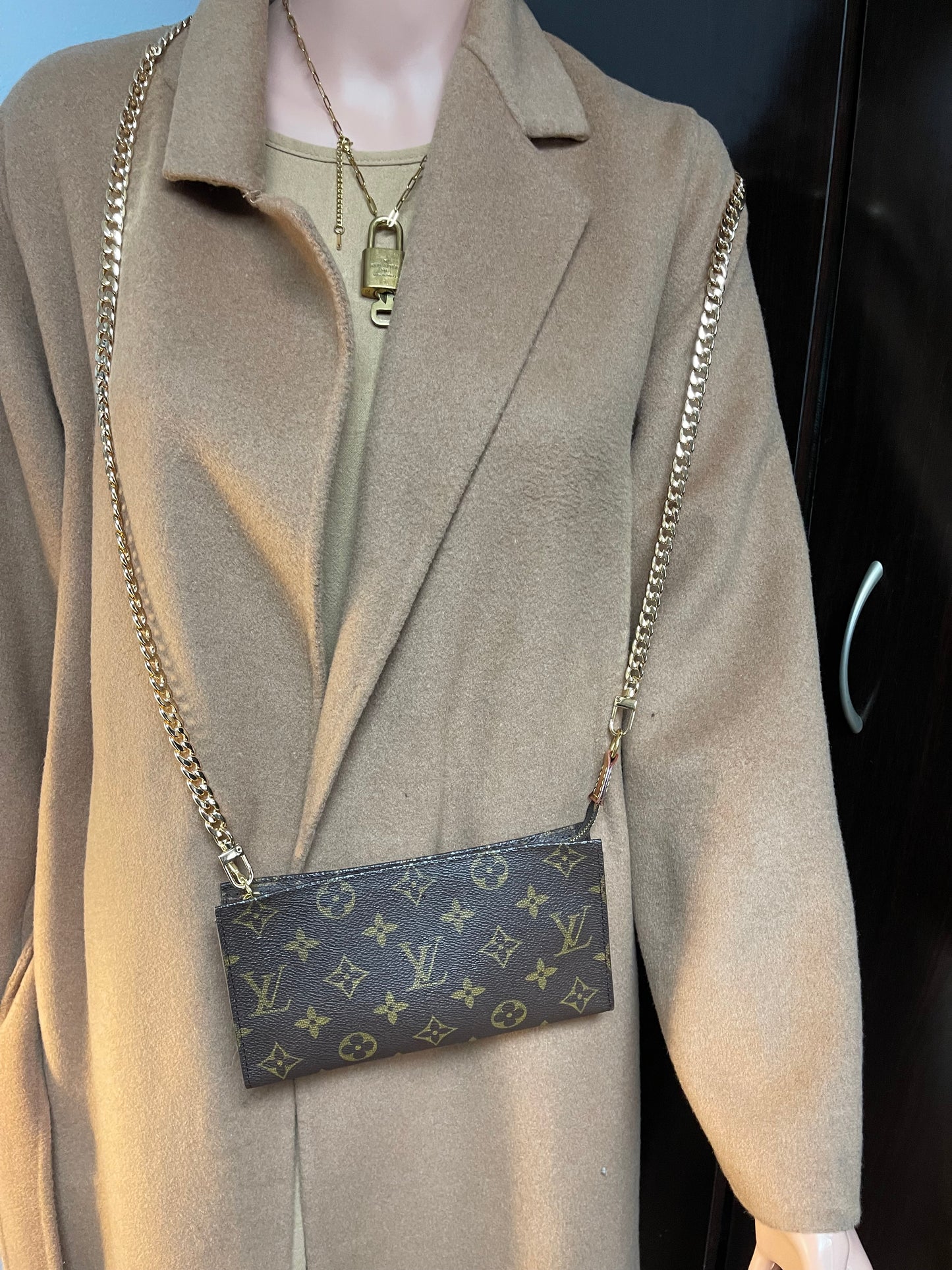 Authentic Louis Vuitton wristlet pouch FL0098 (wN8)