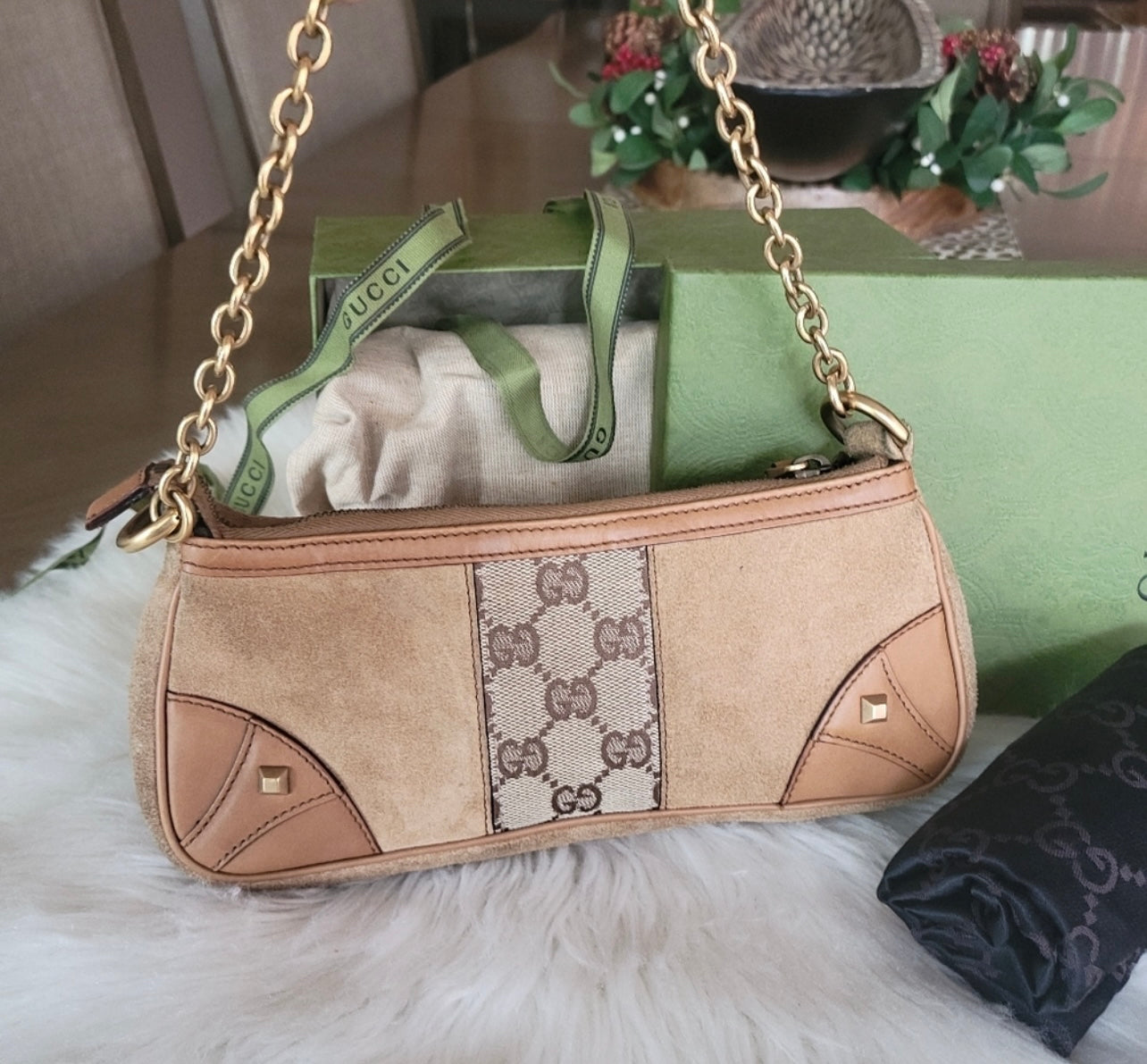 Authentic Gucci vintage small shoulder bag on Chain