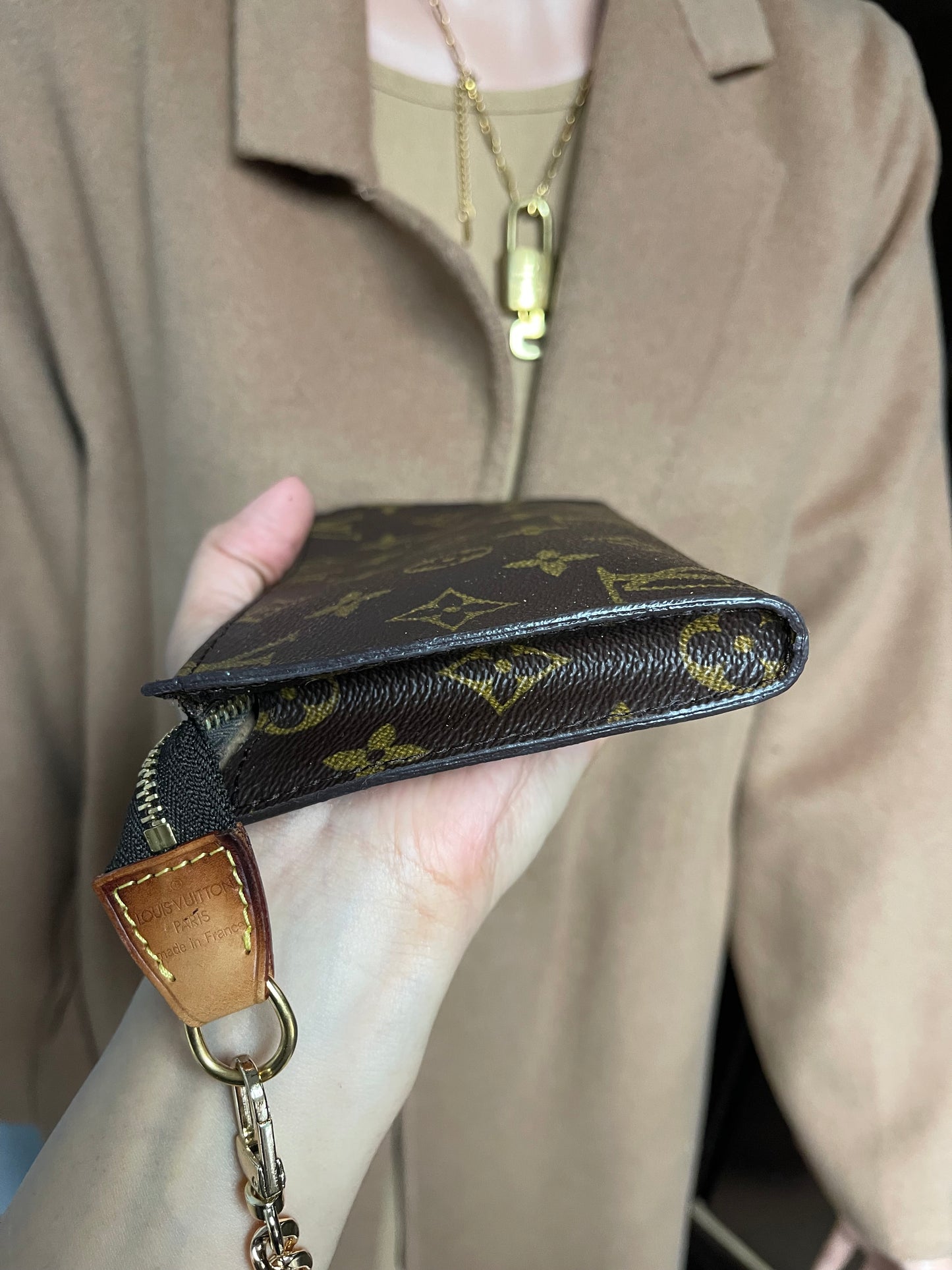 Authentic Louis Vuitton wristlet pouch FL0098 (wN8)