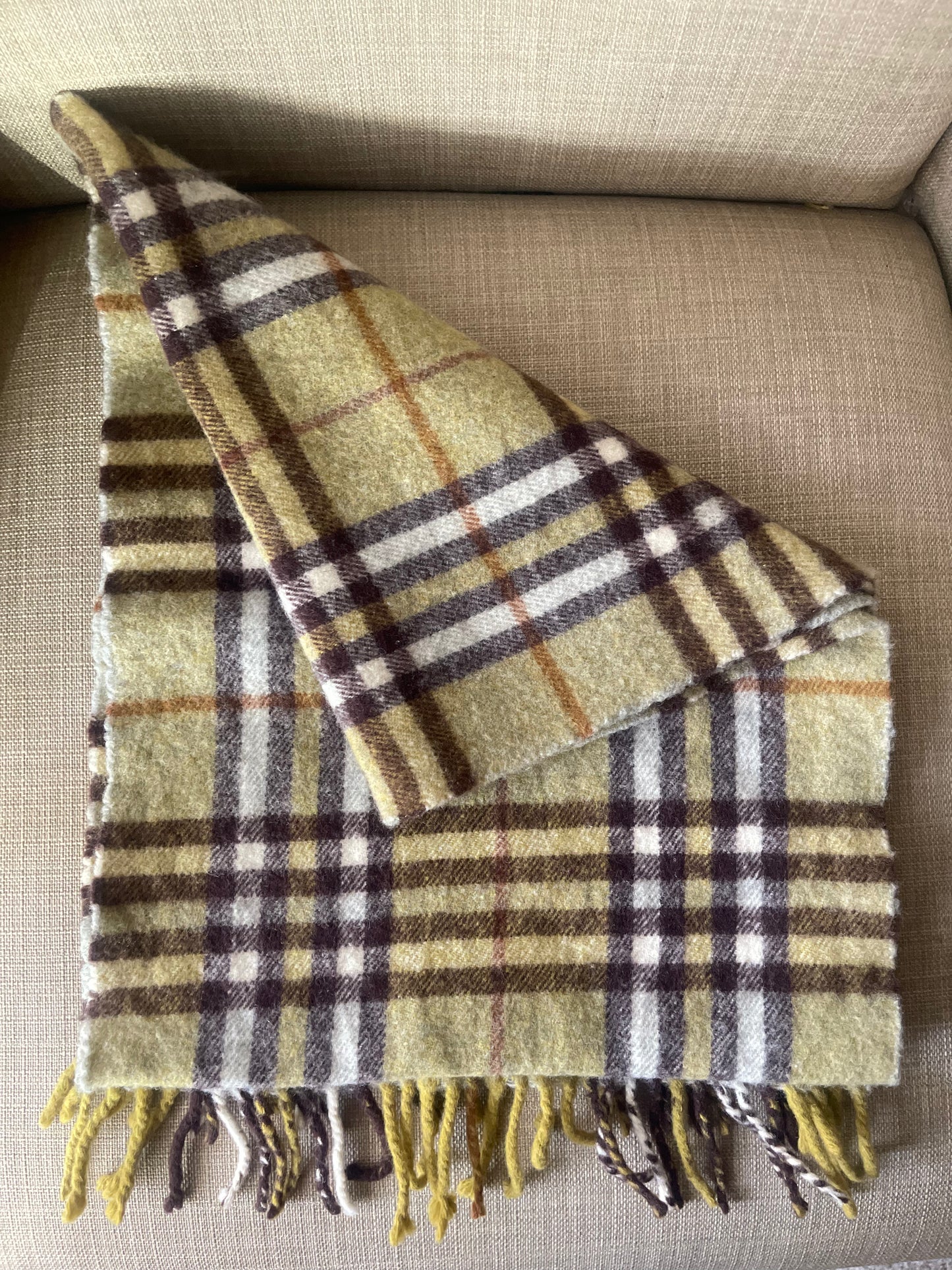 Authentic Burberrys vintage nova check olive scarf