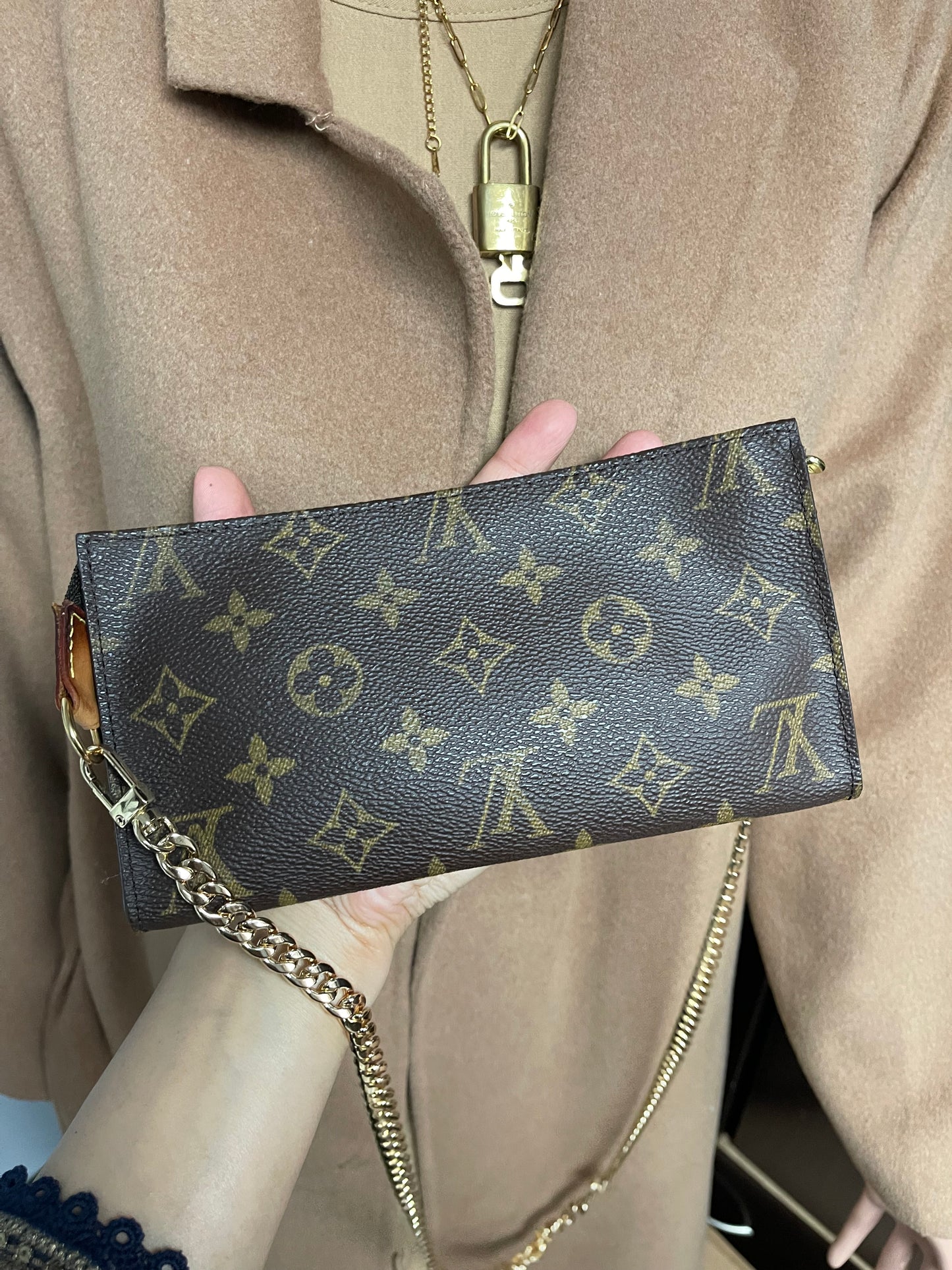 Authentic Louis Vuitton wristlet pouch FL0098 (wN8)