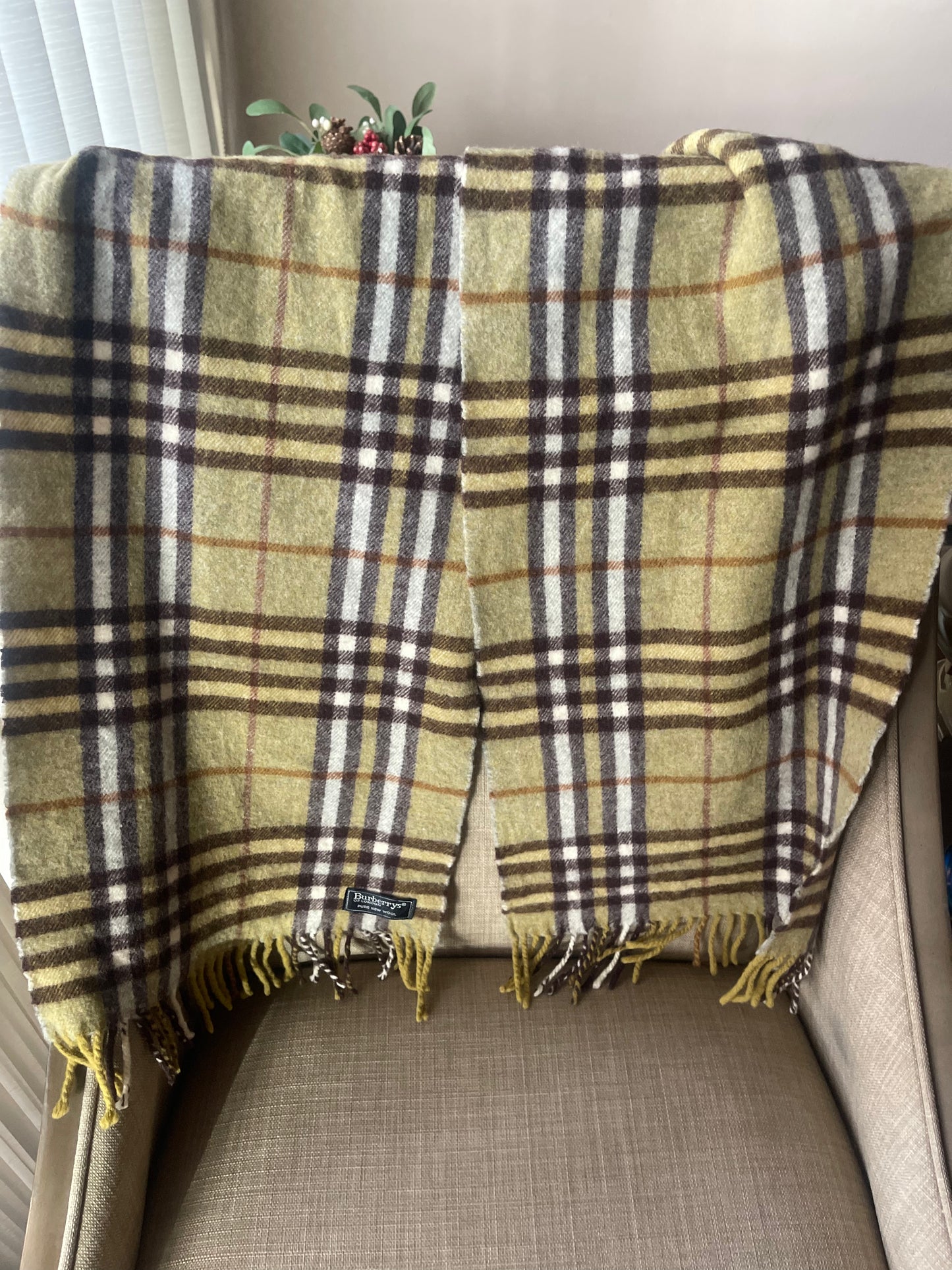 Authentic Burberrys vintage nova check olive scarf