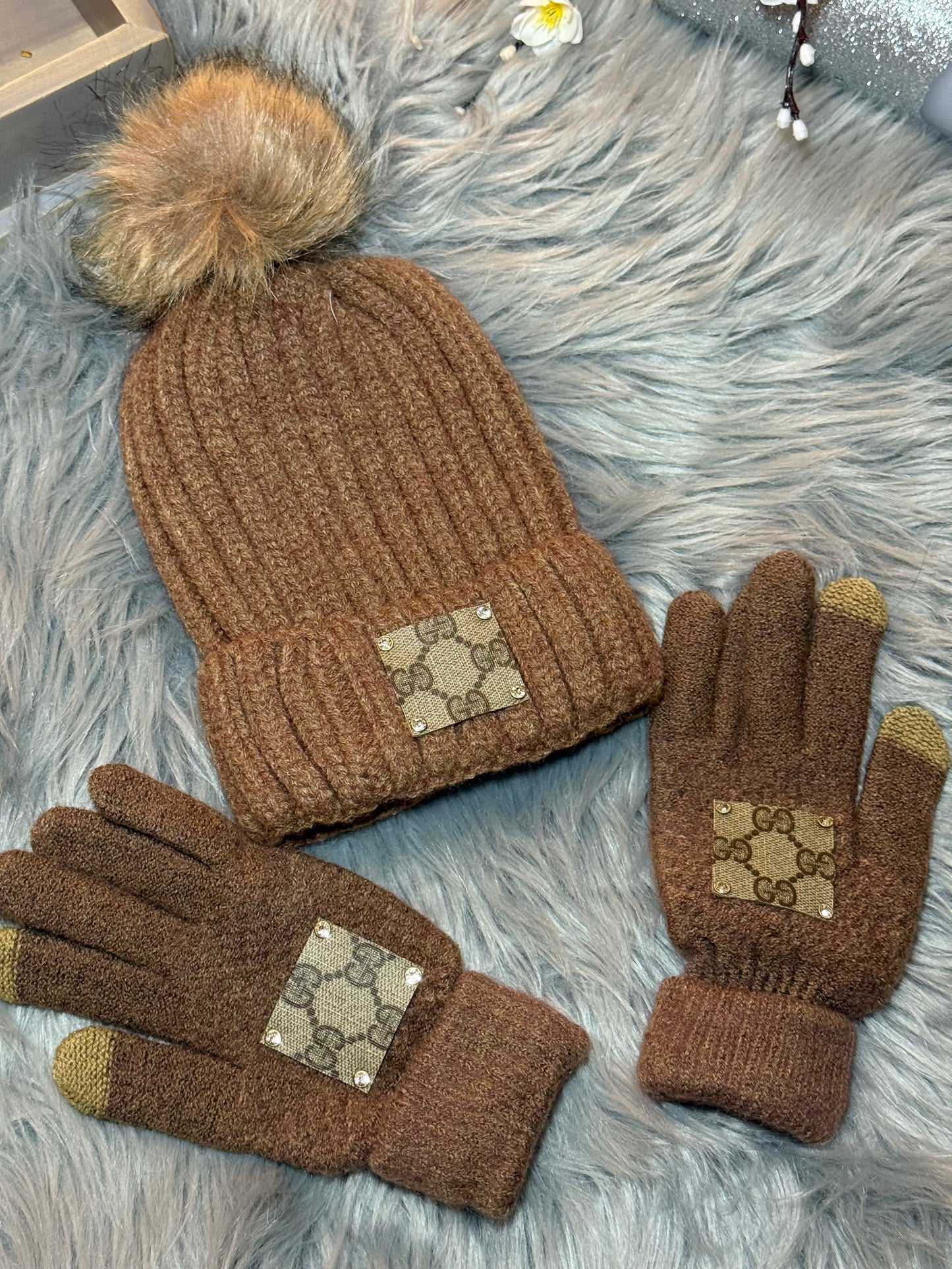 Women winter hat and gloves