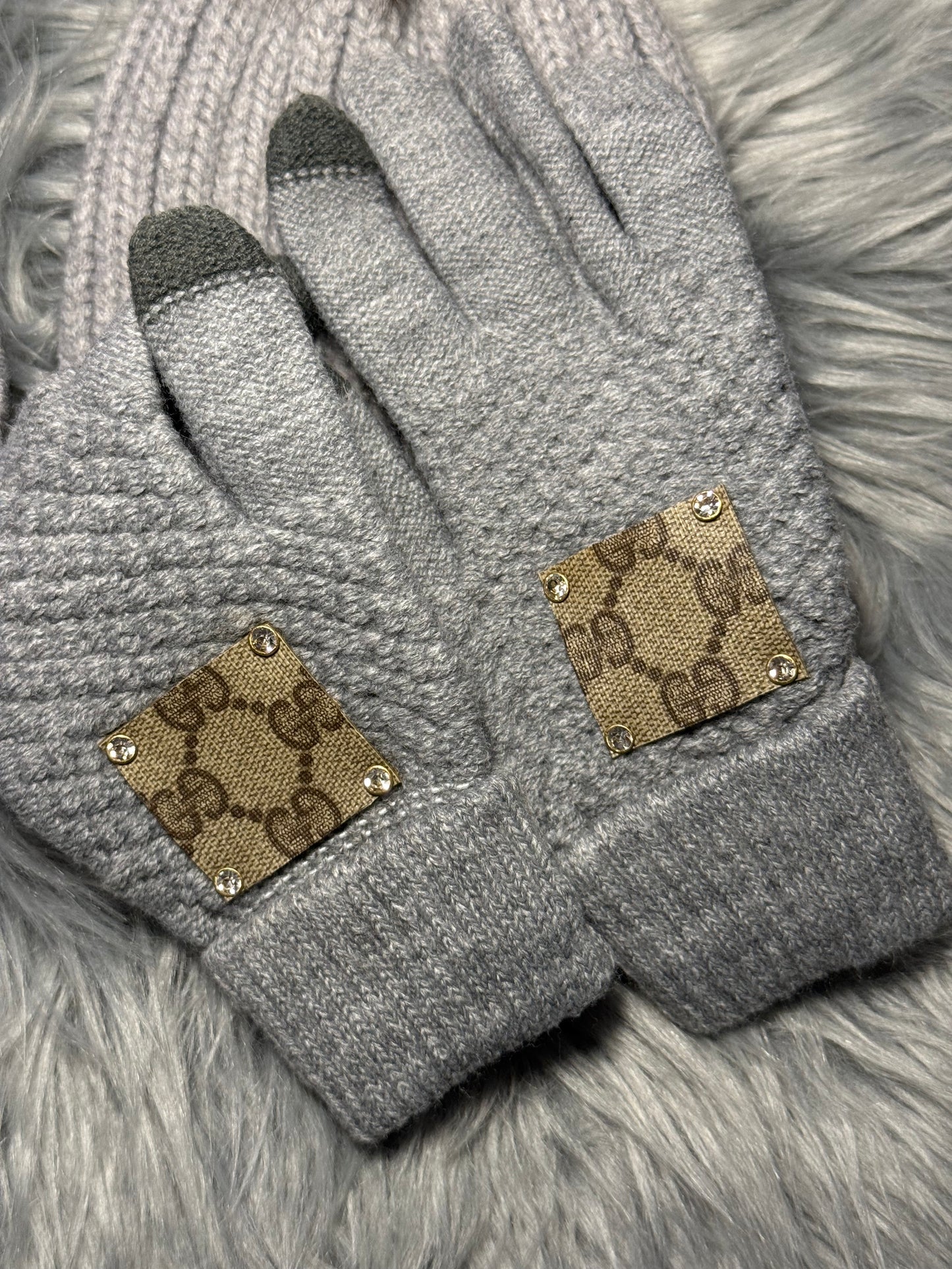 Women winter hat and gloves set