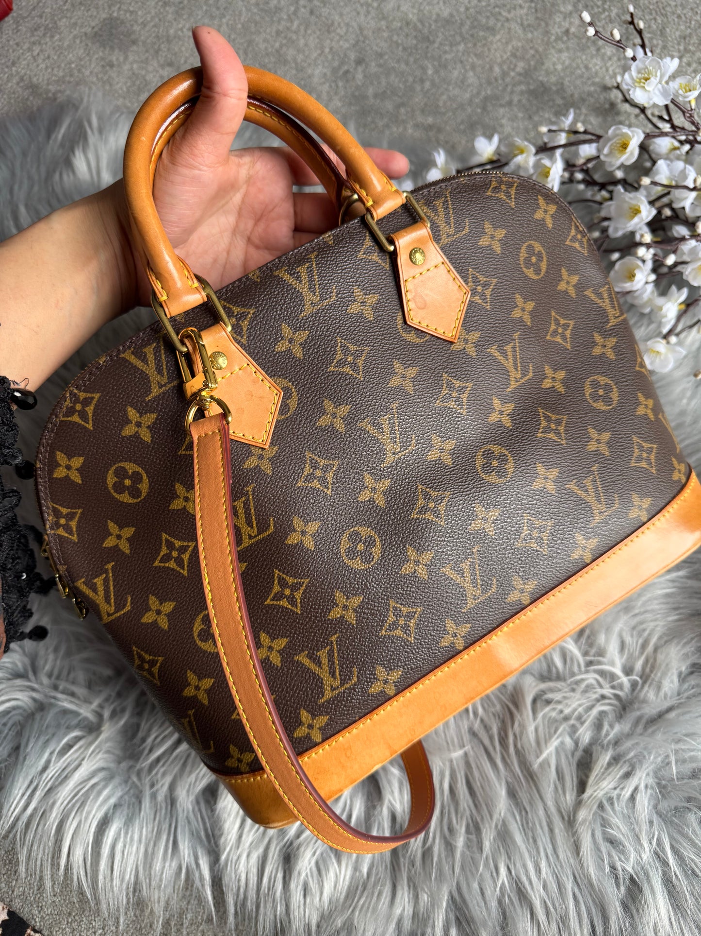 Authentic Louis Vuitton Alma pm satchel