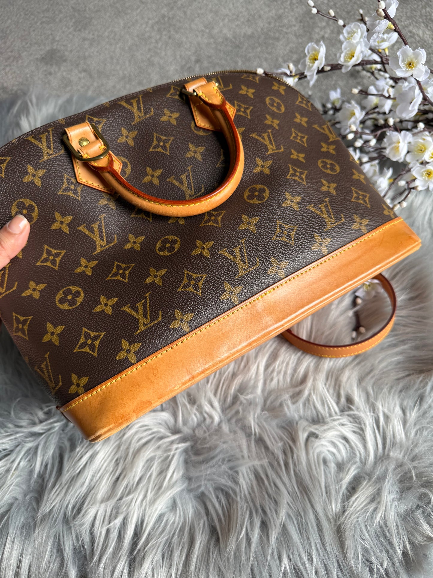 Authentic Louis Vuitton Alma pm satchel